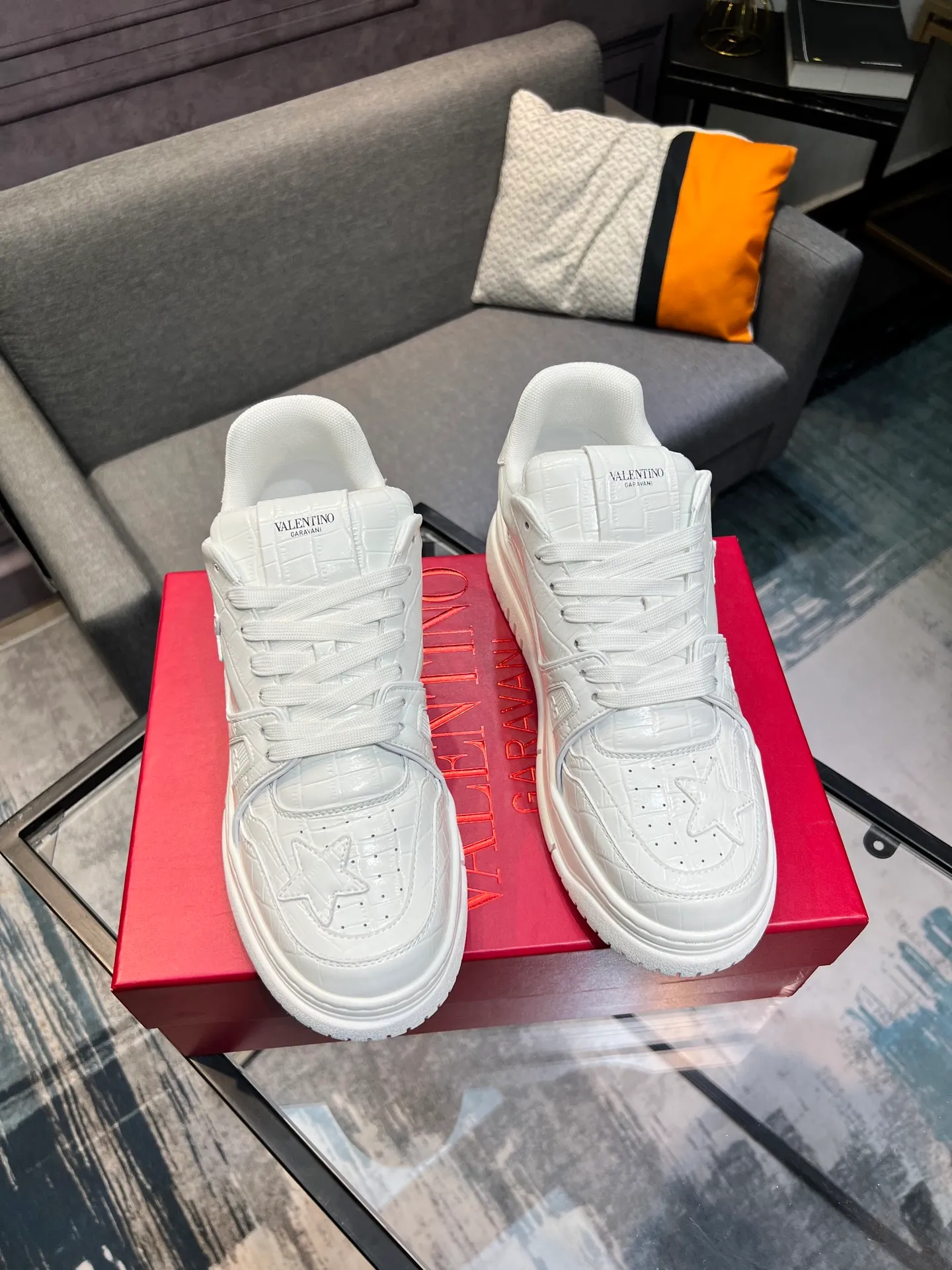 Men's Men's Shoes 💰660 Valentino 2023 early autumn new star shoes are now online! Wang Hedi and Ren Jialun have been worn by many celebrities. Who can refuse the same couple shoes as Wang Hedi! The design of Stars Stab My Heart is cool and spicy. The material of the shoes is cowhide, and every color is beautiful! Size 35-40, men’s size 39-44 (women’s 41, men’s 38, 45🉑️customized)